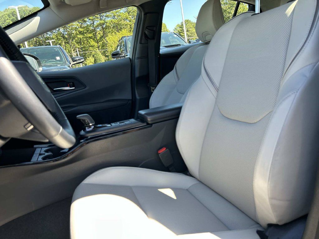 Used 2025 Toyota Prius XLE FWD image 23