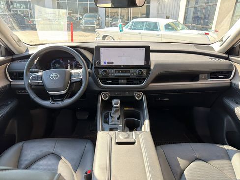 Used 2025 Toyota Grand Highlander AWD Hybrid image 9