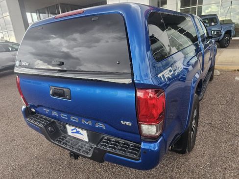 Used 2016 Toyota Tacoma TRD Sport image 11