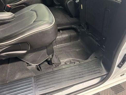 Used 2025 Chrysler Pacifica Limited image 37