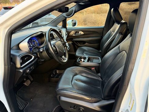 Used 2020 Chrysler Pacifica Touring-L w/ Advanced Safetytec Group image 12