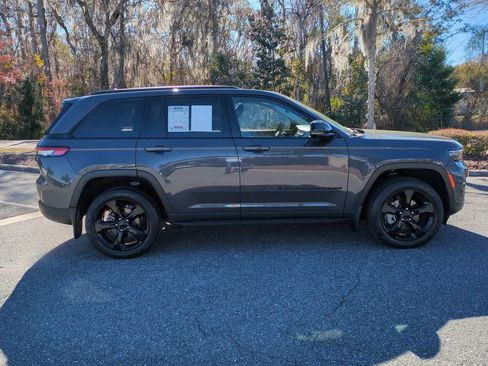 Used 2023 Jeep Grand Cherokee Limited w/ Luxury Tech Group II image 4