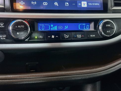 Used 2019 Toyota Highlander XLE FWD image 21