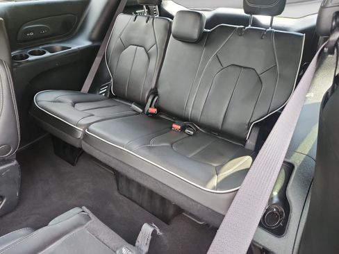 Used 2022 Chrysler Pacifica Limited w/ S Appearance Package FWD image 14