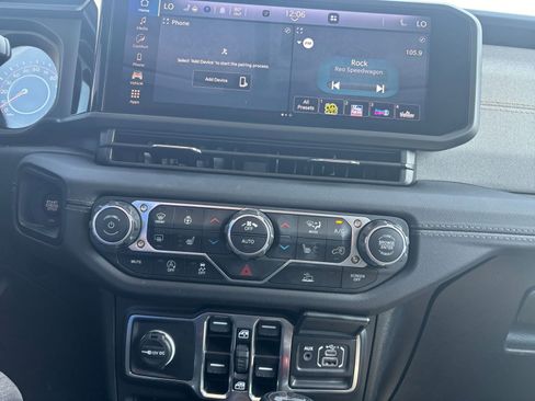 Used 2025 Jeep Wrangler Sahara image 18