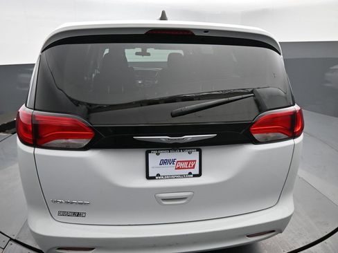 Used 2022 Chrysler Voyager LX image 6
