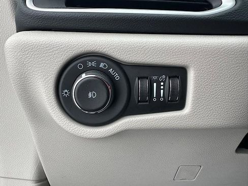 Used 2023 Chrysler Pacifica Touring-L image 23