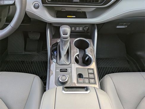 Used 2024 Toyota Highlander Platinum image 21
