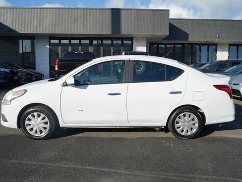 Used 2016 Nissan Versa SV FWD image 2