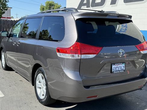 Used 2012 Toyota Sienna LE w/ Towing Pkg FWD image 4