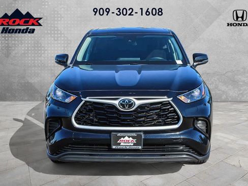 Used 2023 Toyota Highlander L FWD image 2