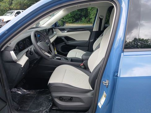 New 2025 Volkswagen Tiguan SE image 9