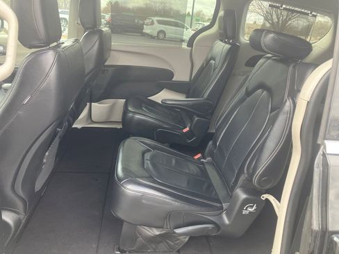 Used 2022 Chrysler Pacifica Touring-L FWD image 24