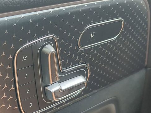 Used 2024 Mercedes-Benz EQB 300 4MATIC image 11