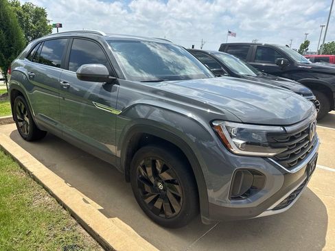 Used 2024 Volkswagen Atlas Cross Sport SE w/ Panoramic Sunroof Package FWD image 4