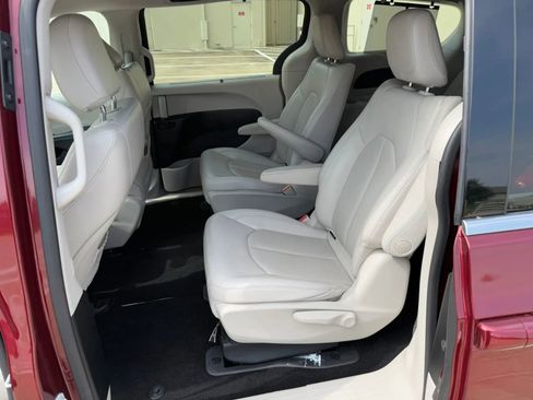 Used 2018 Chrysler Pacifica Touring-L FWD image 16