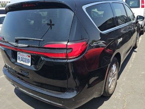 Used 2024 Chrysler Pacifica Touring-L FWD image 2