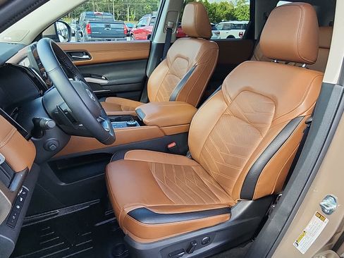 Used 2024 Nissan Pathfinder Platinum w/ Cargo Package image 12