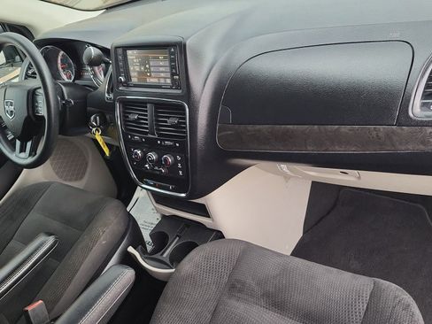 Used 2019 Dodge Grand Caravan SE FWD image 18