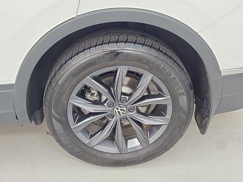 Certified 2022 Volkswagen Tiguan SE image 32