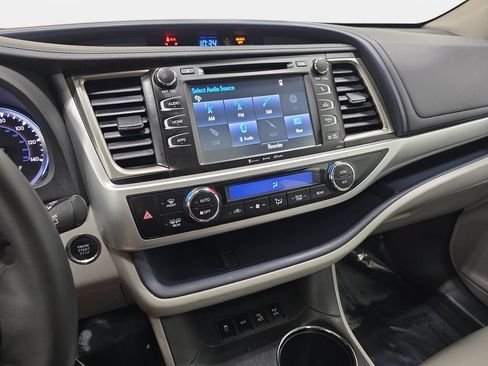 Used 2018 Toyota Highlander XLE w/ Protection Package #3 AWD/4WD image 20
