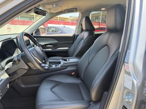 Used 2025 Toyota Grand Highlander AWD image 25