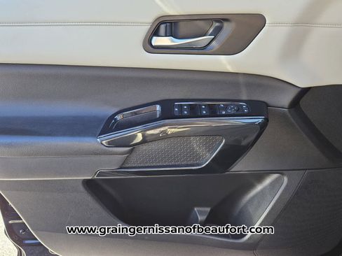 Used 2022 Nissan Pathfinder SV image 16