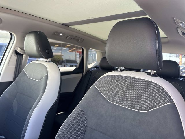 Certified 2025 Volkswagen Taos SE FWD image 25