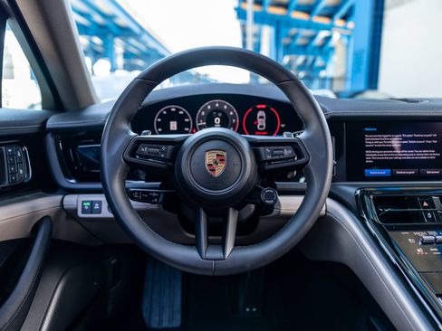 Certified 2025 Porsche Panamera image 6