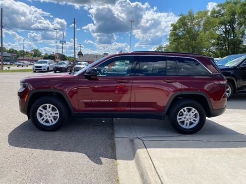 Used 2024 Jeep Grand Cherokee Laredo w/ Luxury Tech Group I AWD/4WD image 10