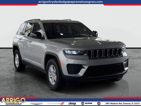 Used 2024 Jeep Grand Cherokee Laredo AWD/4WD image 1