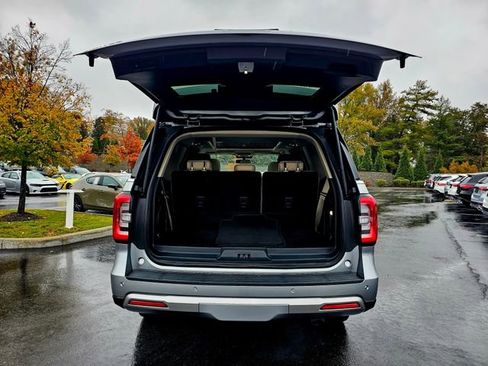 Used 2022 Ford Expedition Limited image 9