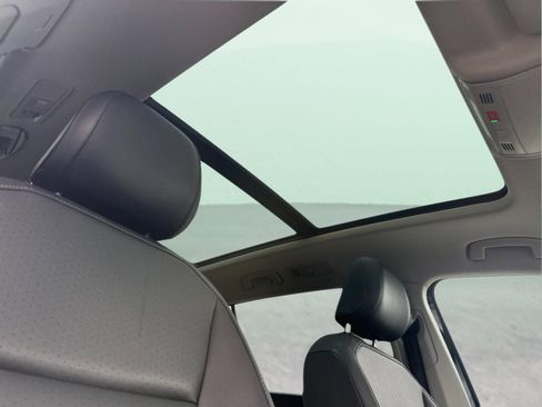 Used 2020 Volkswagen Tiguan SE w/ Panoramic Sunroof Package image 16