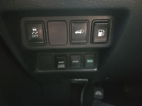 Used 2018 Nissan Rogue SV image 11