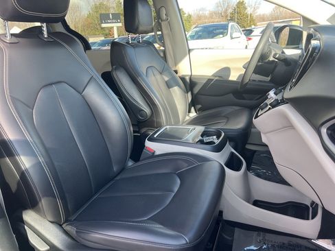 Used 2023 Chrysler Pacifica Touring-L image 15