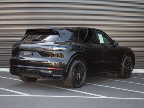 Certified 2023 Porsche Cayenne GTS AWD/4WD image 7