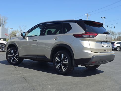 Used 2025 Nissan Rogue SL w/ Tech Package image 5