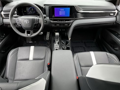 Used 2025 Toyota Camry SE image 9