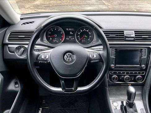 Used 2018 Volkswagen Passat 2.0T SE image 4