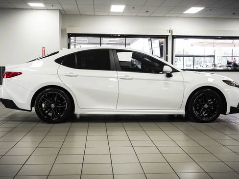 Used 2025 Toyota Camry SE FWD image 5