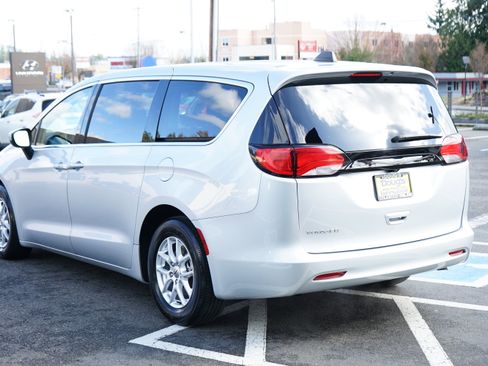Used 2023 Chrysler Voyager LX image 5
