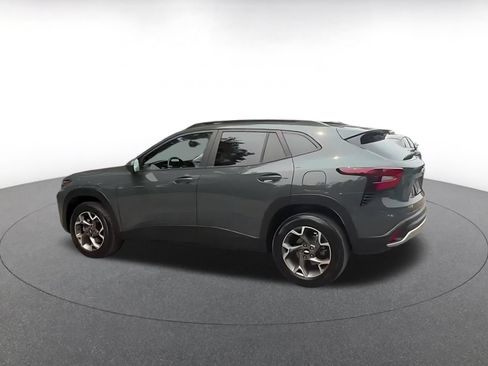 Used 2025 Chevrolet Trax LT w/ LT Convenience Package FWD image 11