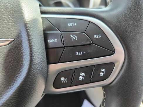 Used 2023 Chrysler Pacifica Touring-L FWD image 27