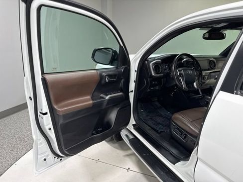 Used 2020 Toyota Tacoma Limited AWD/4WD image 12