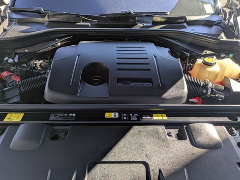 Used 2025 Land Rover Range Rover Sport SE image 33