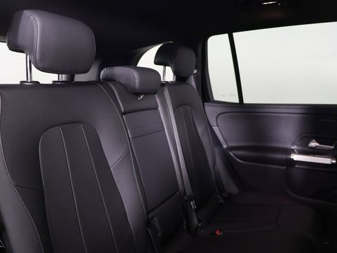 Used 2025 Mercedes-Benz GLB 250 4MATIC image 29