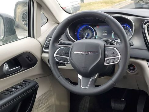 Used 2024 Chrysler Pacifica Touring-L FWD image 25