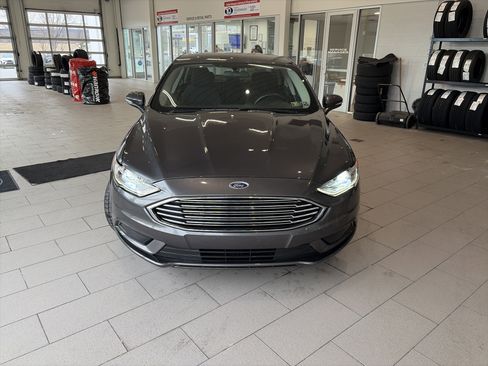 Used 2017 Ford Fusion SE image 2