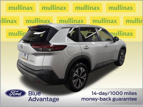 Used 2022 Nissan Rogue SV image 3