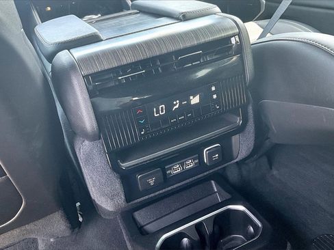 Used 2024 Jeep Wagoneer Series III image 32